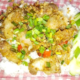 สามชั้นผัดพริกเกลือ ราดข้าว