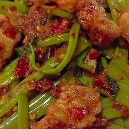 ผัดผักบุ้งพริกเผาราดข้าว