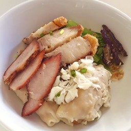 เกี๊ยวกุ้ง หมูแดง หมูกรอบ(หรือ บะเต็ง) ปู เห็ดหอม