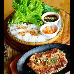 เส้นหมี่หมูซูวีย่างกระทะร้อน