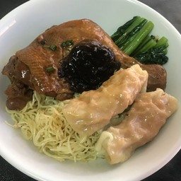 บะหมี่ เกี๊ยวกุ้ง น่องไก่ตุ๋น เห็ดหอม