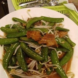 ผัดถั่วหวานหมูกรอบ