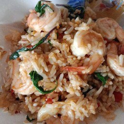 ข้าวคลุกกระเพรากุ้ง