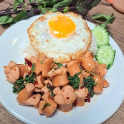 กระเพราไส้กรอกพริกแห้ง