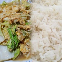 ผัดผักกาดขาวผัดไข่ราดข้าว