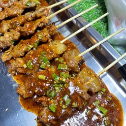 หมูปิ้งน้ำตกไม้ละ 15 บาท