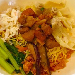 บะหมี่เกี๊ยวหมู กรอบ(หรือ บะเต็ง) ปู เห็ดหอม