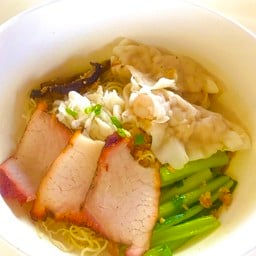 บะหมี่เกี๊ยวกุ้ง หมูแดง ปู เห็ดหอม