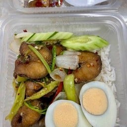 ข้าวปลาช่อนขึ้นฉ่ายไข่ต้ม