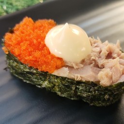 ข้าวปั้นหน้าสลัดทูน่า + ไข่กุ้ง