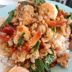 กระเพรากุ้งหมูสับราดข้าว