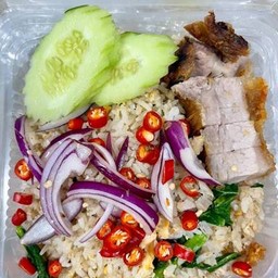 ข้าวผัดคะน้าปลาเค็มTopหมูกรอบ