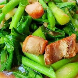 คะน้าหมูกรอบกับข้าว