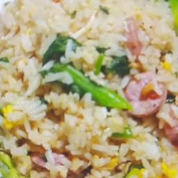 ข้าวผัดแหนมใส่ไข่