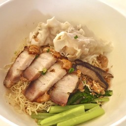 บะหมี่เกี๊ยวกุ้ง หมูกรอบ(หรือ บะเต็ง) เห็ดหอม