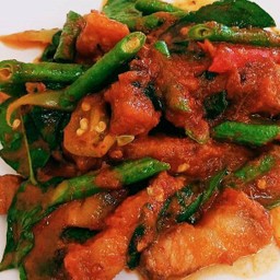 พริกแกงหมูกรอบ