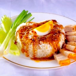 ข้าวหมูกรอบ ไข่