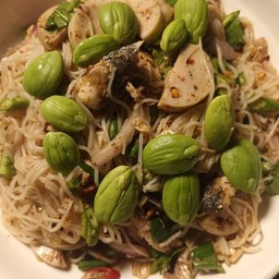 ยำขนมจีนปลาร้าปลาทูหมูยอสตอ