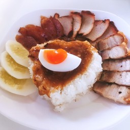 ข้าวหมูแดง หมูกรอบ กุนเชียง ไข่(พิเศษเครื่อง)
