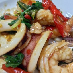 ข้าวหน้ากระเพราหมึกกุ้ง