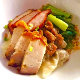 เกี๊ยวหมูหมูแดง หมูกรอบ บะเต็ง