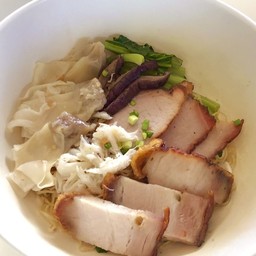 บะหมี่เกี๊ยวหมู หมูแดง หมูกรอบ(หรือ บะเต็ง) ปู เห็ดหอม