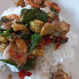 หอยแมลงภู่ผัดโหระพาราดข้าว