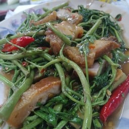 ผัดกะเฉดหมูกรอบ