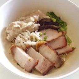 บะหมี่เกี๊ยวกุ้ง หมูแดง หมูกรอบ(หรือ บะเต็ง) ปู เห็ดหอม