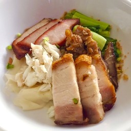 เกี๊ยวหมู หมูแดง หมูกรอบ(หรือ บะเต็ง) ปู เห็ดหอม