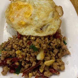 กระเพราหมูสับไข่ดาว