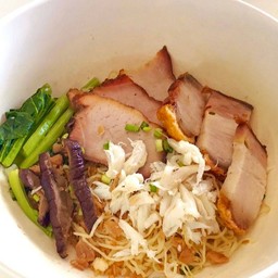 บะหมี่ หมูแดง หมูกรอบ(หรือ บะเต็ง) ปู เห็ดหอม