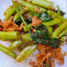ผัดผักบุ้งหมูชิ้นราดข้าวด้วย