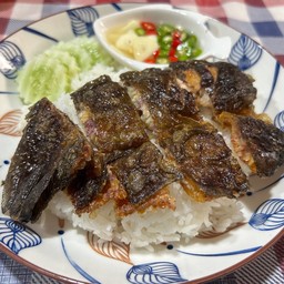 ข้าวปลาดุกแดดเดียวทอด (น้ำปลาพริกแซ่บ)
