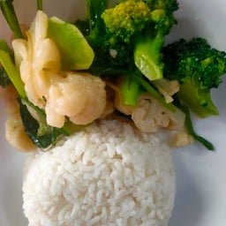 ผัดผักรวมราดข้าว