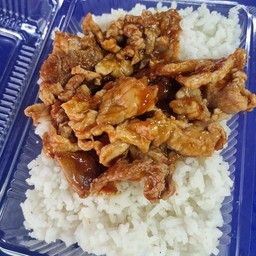 ผัดพริกแกงหมูชิ้นราดข้าว