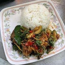 ผัดฉ่าปลาดุกทอดกรอบราดข้าว