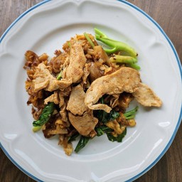 ผัดซีอิ๊วไก่