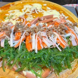 เครปพิซซ่ายำสาหร่ายปูอัดหมูสับชีสยืด