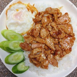 หมูชิ้นผัดน้ำมันหอยไข่ดาว