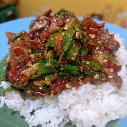 กระเพราเนื้อชิ้น
