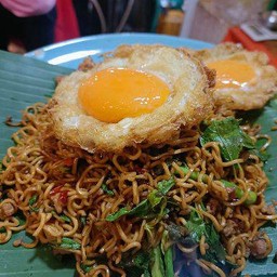 กระเพรามาม่า ไข่ดาว