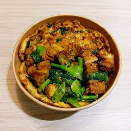 ข้าวสามกรอบพริกแกงไข่เจียวทรงเครื่อง