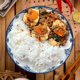 กระเพราหมูไข่เค็มราดข้าว