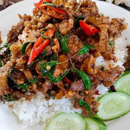 กะเพราหมูชิ้นพริกแห้ง