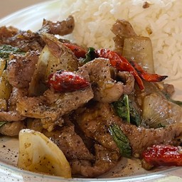 ข้าวเนื้อผัดพริกแห้งโหระพา