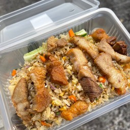 ข้าวผัดวุ่นวาย ใส่หมูสามชั้นทอด+ น้ำจิ้มซีซี๊ดดดด