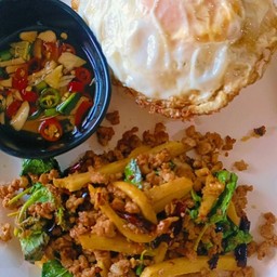 ข้าวกะเพราสับหน่อไม้+ไข่ดาว พร้อมเสริฟจ้า