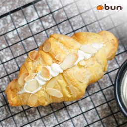 ครัวซองต์เนยสด  ครีมมี่อัลมอนด์