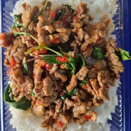 [อร่อยซ่ากับโค้ก] กะเพราเนื้อราดข้าว +  โค้ก ออริจินัล (ขวด)